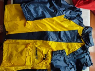 1 Traje de agua/nieve azul y amarillo Talla M-L