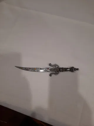 Cuchillo decorativo antiguo metal, con funda .