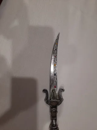 Cuchillo decorativo antiguo metal, con funda .