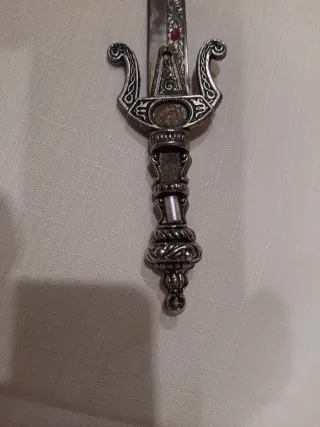 Cuchillo decorativo antiguo metal, con funda .