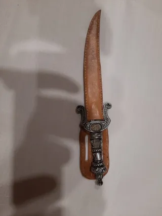 Cuchillo decorativo antiguo metal, con funda .