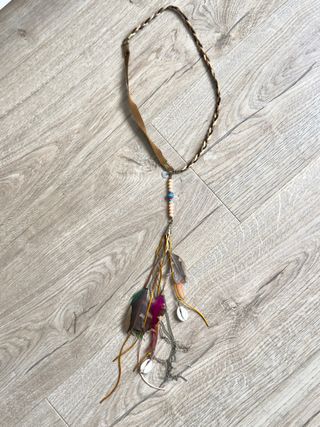Collar hippie boho con plumas y conchas