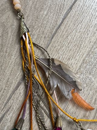 Collar hippie boho con plumas y conchas