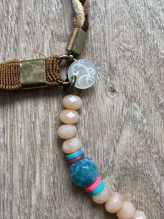 Collar hippie boho con plumas y conchas