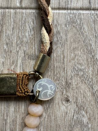 Collar hippie boho con plumas y conchas