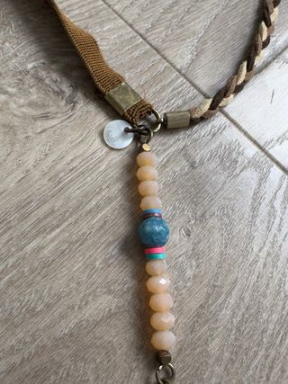 Collar hippie boho con plumas y conchas