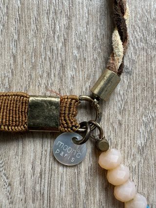 Collar hippie boho con plumas y conchas