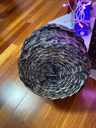 Cesta de mimbre y metal