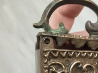 Ferro da stiro antico in ottone