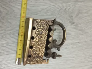 Ferro da stiro antico in ottone