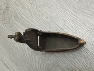 Ferro da stiro antico in ottone