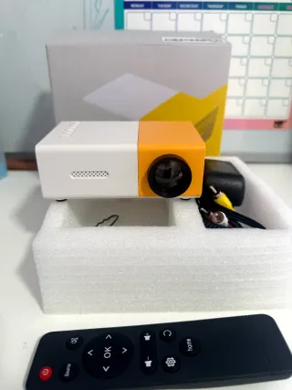 Mini Projetor LED Portátil Laranja e Branco