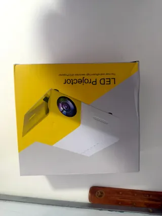 Mini Projetor LED Portátil Laranja e Branco