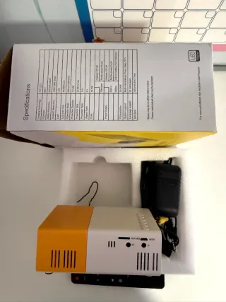 Mini Projetor LED Portátil Laranja e Branco