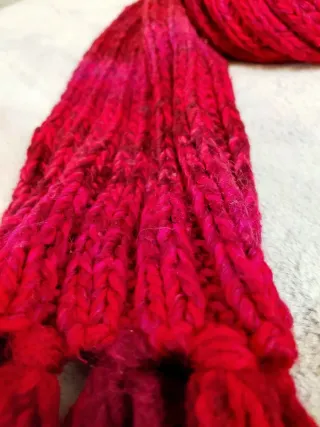 Bufanda roja fucsia punto canalé con flecos