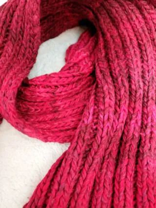 Bufanda roja fucsia punto canalé con flecos