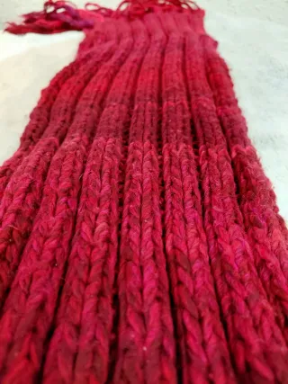 Bufanda roja fucsia punto canalé con flecos