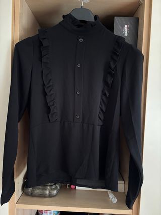 Camicia nera con volant e collo alto