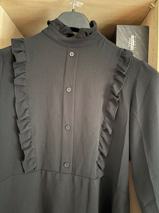 Camicia nera con volant e collo alto