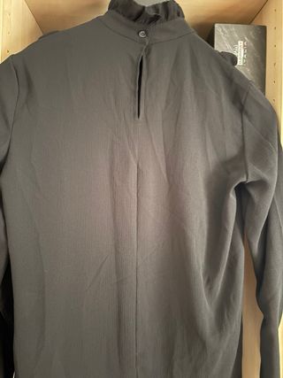 Camicia nera con volant e collo alto