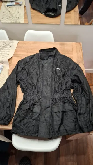 Chaqueta chubasquero DG negra