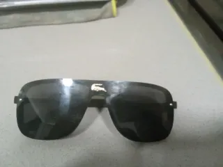 Gafas de sol Lacoste negras y doradas