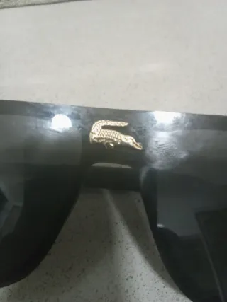 Gafas de sol Lacoste negras y doradas