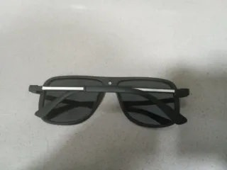 Gafas de sol Lacoste negras y doradas