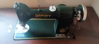 Máquina de coser vintage REFREY