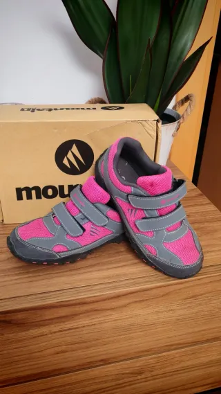 Zapatillas de montaña rosas y grises