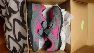 Zapatillas de montaña rosas y grises