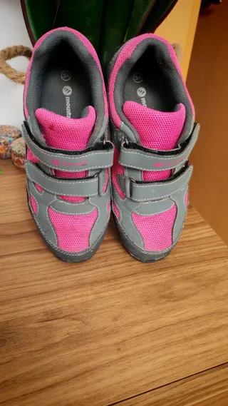 Zapatillas de montaña rosas y grises