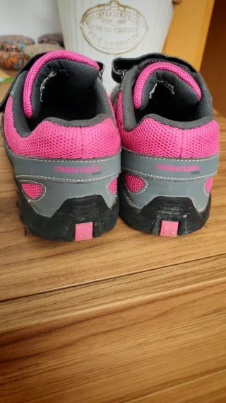 Zapatillas de montaña rosas y grises