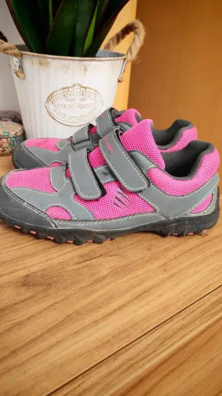 Zapatillas de montaña rosas y grises