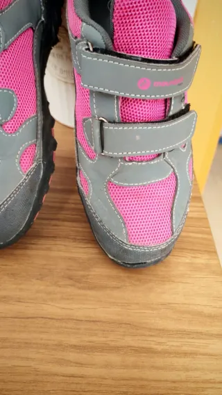 Zapatillas de montaña rosas y grises