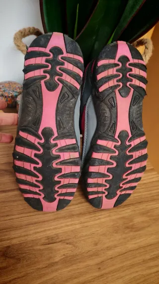 Zapatillas de montaña rosas y grises