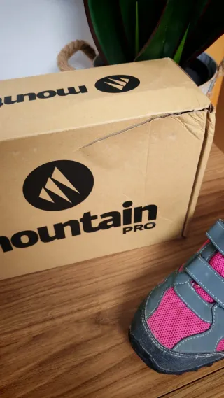 Zapatillas de montaña rosas y grises