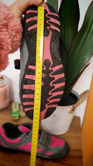 Zapatillas de montaña rosas y grises