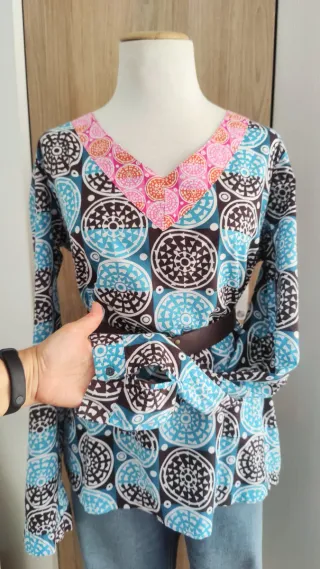 Blusa estampada gran escote en pico