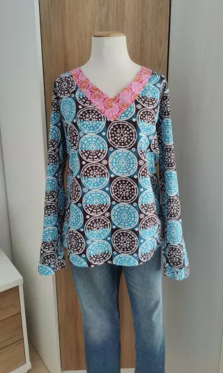 Blusa estampada gran escote en pico