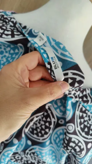 Blusa estampada gran escote en pico