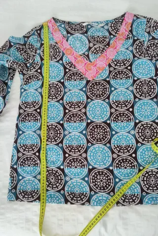 Blusa estampada gran escote en pico