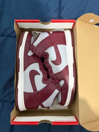 Zapatilla Nike Dunk High Gris y Borgoña