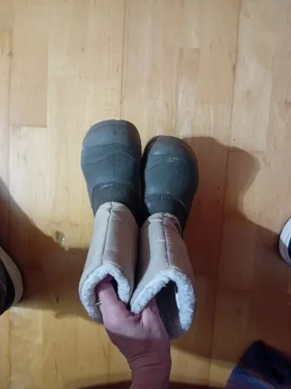 Botas de nieve 6 € de negras hay 2 pares