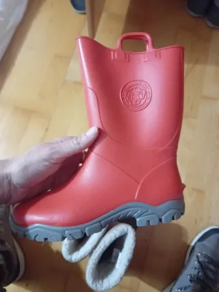 Botas de nieve 6 € de negras hay 2 pares