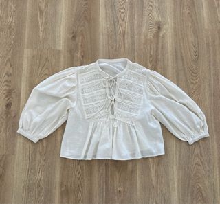 Blusa blanca con lazos y frunces