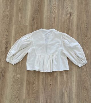 Blusa blanca con lazos y frunces