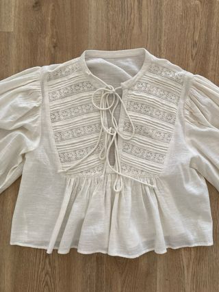Blusa blanca con lazos y frunces
