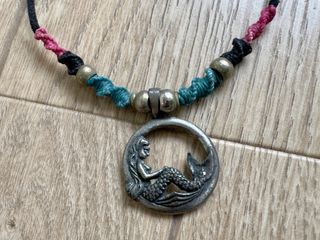 Collar hippie sirena plata y multicolor