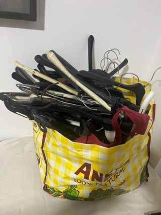 Lote de perchas negras y blancas